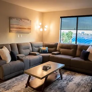 Smart & Luxurious ~ Mins To ~ Queen Beds Apartment