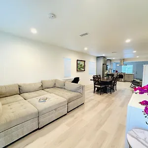 New Spacious House In Near Disneyland-knott In Without Backyard In The Same Lot Of 3 Separate Holiday home